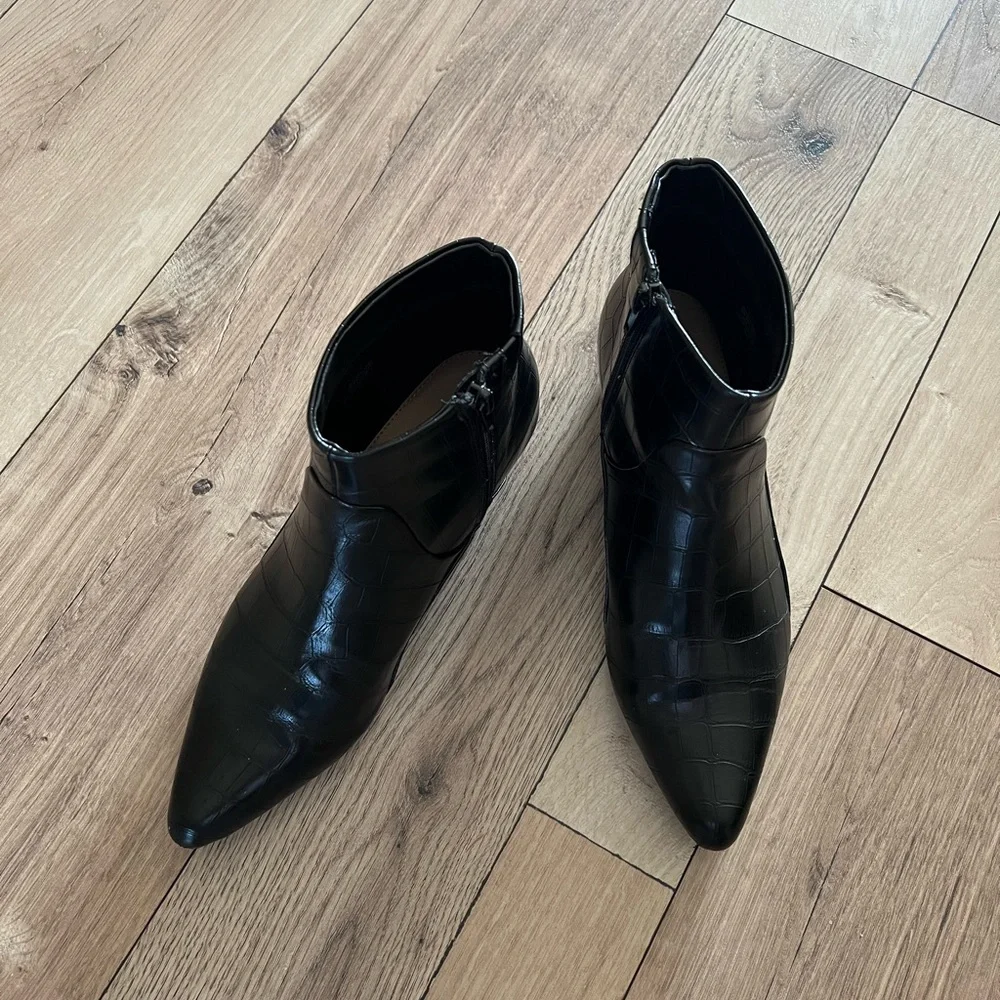 Women’s Who What Wear Black Croc-Embossed Pointed Toe Ankle Boots Size 7.5 - Picture 2 of 6